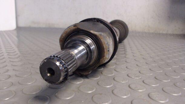 Foto: ANTRIEBSWELLE VORN LINKS eines Mitsubishi Lancer 1300