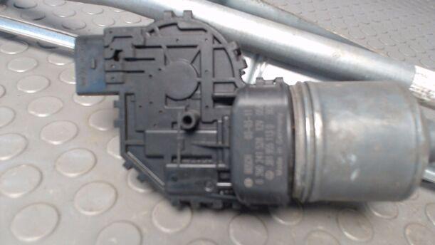 Foto: SCHEIBENWISCHERMOTOR VORN eines VW Passat Variant 1.9 TDI