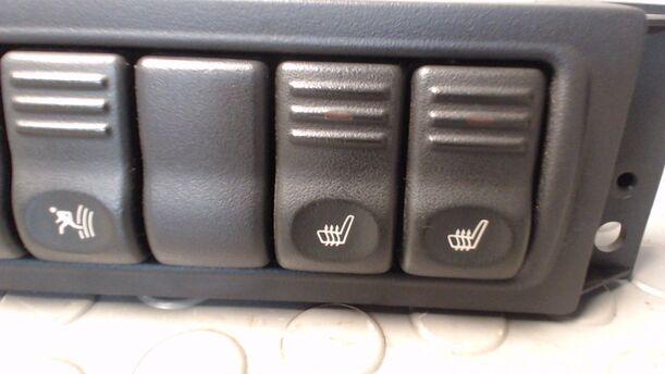 Foto: SCHALTERLEISTE/ WARNBLINKSCHALTER eines Opel Sintra 3.0 V6 Special