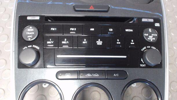 Foto: RADIOBLENDE/BEDIENEINHEIT RADIO eines Mazda 6 Sport Kombi 2.0 CD DPF