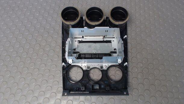 Foto: RADIOBLENDE/BEDIENEINHEIT RADIO eines Mazda 6 Sport Kombi 2.0 CD DPF