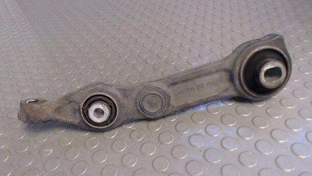 Foto: QUERLENKER VORN LINKS UNTEN HINTEN eines Mercedes-Benz E 200 CDI Avantgarde DPF