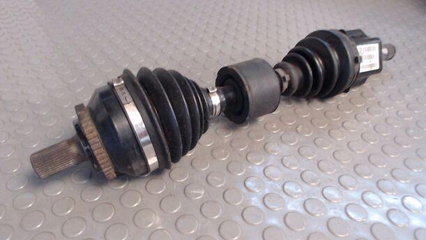 Foto: ANTRIEBSWELLE VORN LINKS eines Volvo S80 2.5 D