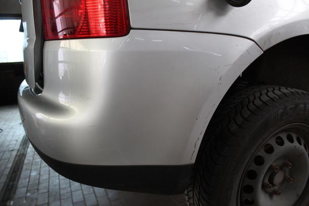 Foto: STOßSTANGE HINTEN eines VW Touran 1.6 FSI