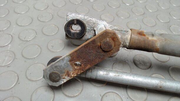 Foto: SCHEIBENWISCHERMOTOR VORN eines Opel Corsa 1.2 16V