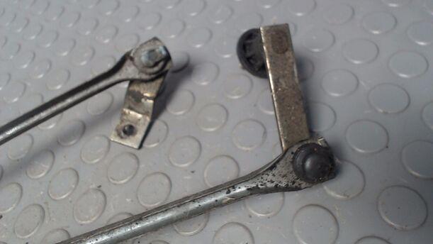 Foto: SCHEIBENWISCHERGESTÄNGE VORN eines Opel Corsa LS