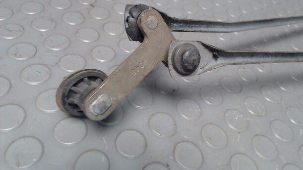Foto: SCHEIBENWISCHERGESTÄNGE VORN eines Opel Corsa LS