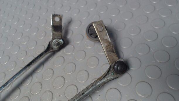 Foto: SCHEIBENWISCHERGESTÄNGE VORN eines Opel Corsa LS