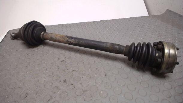 Foto: ANTRIEBSWELLE VORN LINKS eines AUDI AUDI 80 1.6