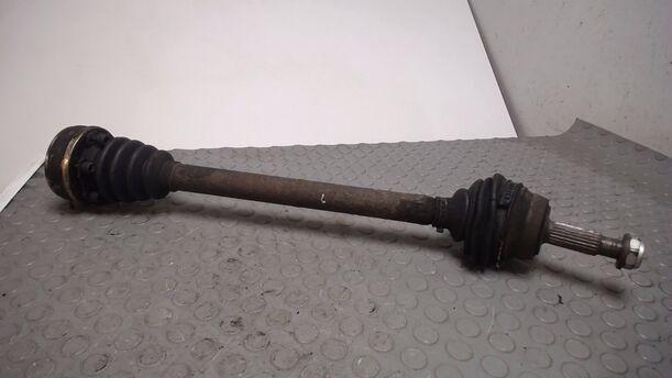 Foto: ANTRIEBSWELLE VORN LINKS eines AUDI AUDI 80 1.6