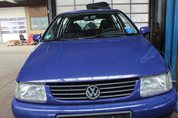 Foto: MOTORHAUBE eines VW Polo 50