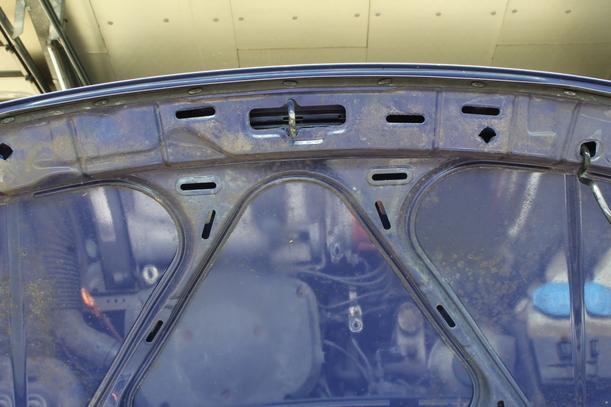 Foto: MOTORHAUBE eines VW Polo 50