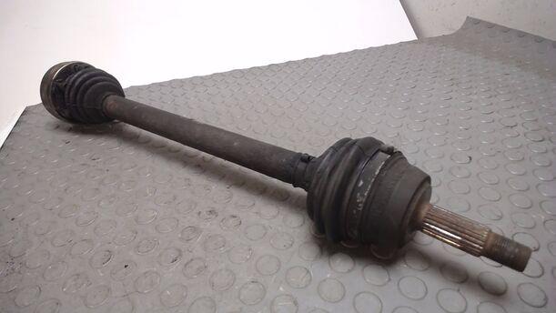 Foto: ANTRIEBSWELLE VORN LINKS eines AUDI AUDI 80 1.6