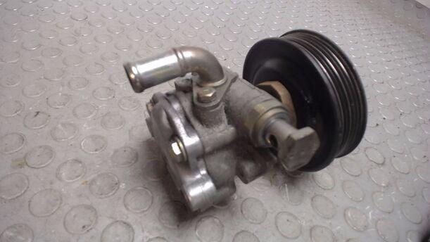 Foto: SERVOPUMPE / LENKGETRIEBEPUMPE eines VW Bora 1.6 CD Diamant