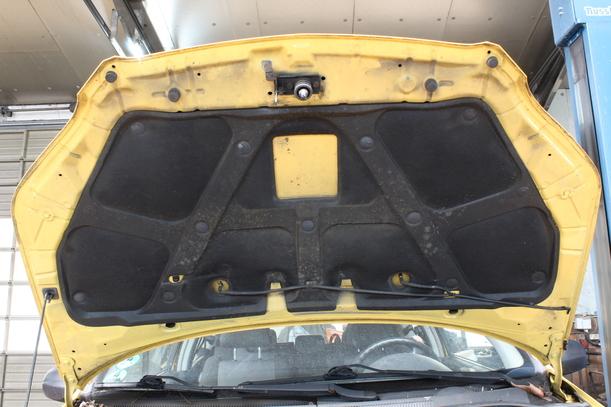 Foto: MOTORHAUBE eines Chevrolet Aveo 1.2