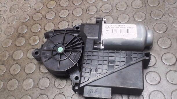 Foto: FENSTERHEBERMOTOR VORN RECHTS (4/5-TÜRER) eines VW Polo 1.2 CD Diamant