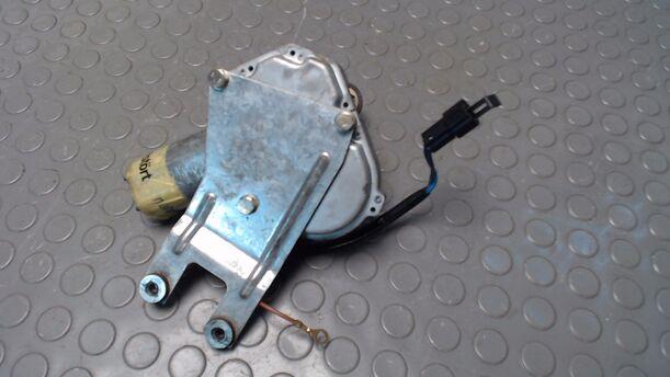 Foto: SCHEIBENWISCHERMOTOR HINTEN eines Opel Omega Caravan CD Diamant