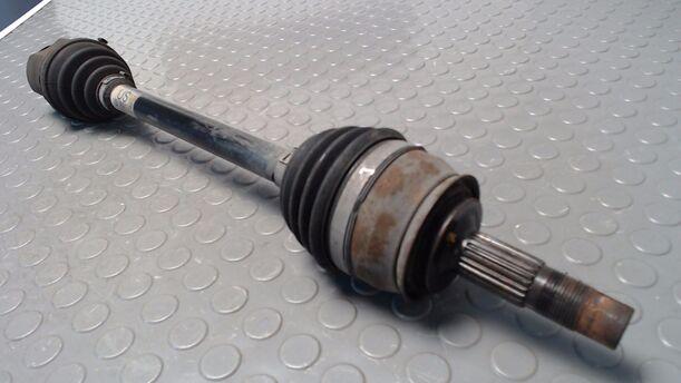Foto: ANTRIEBSWELLE VORN LINKS eines Opel Corsa 1.0 12V CD Diamant