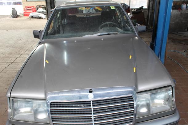 Foto: MOTORHAUBE eines Mercedes-Benz 300 D