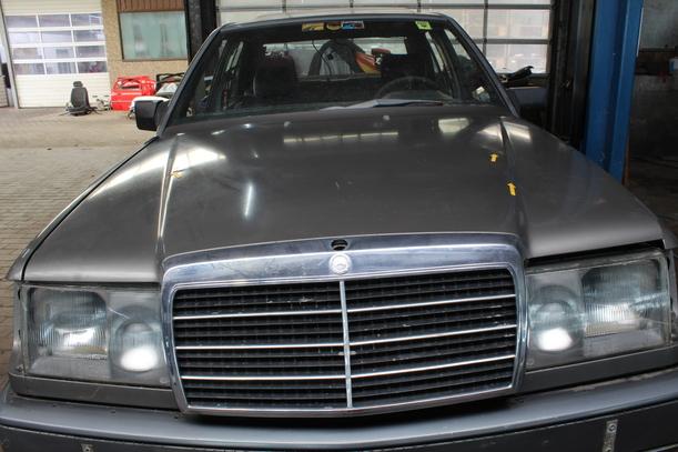 Foto: MOTORHAUBE eines Mercedes-Benz 300 D