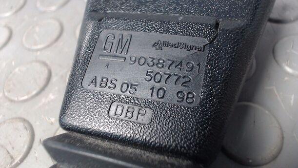 Foto: GURTSTRAFFER MECHANISCH VORN LINKS eines Opel Corsa