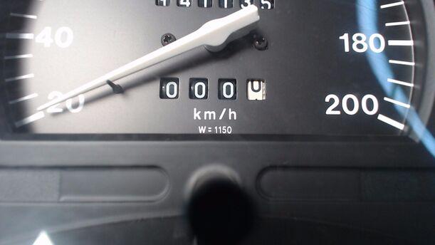 Foto: TACHOEINHEIT eines Opel Corsa