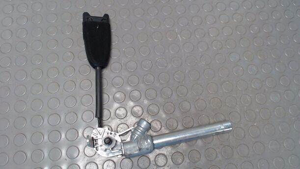 Foto: GURTSTRAFFER AUSSEN RECHTS ( NICHT ZUM ANSCHNALLEN ) eines Opel Corsa 1.0 12V CD Diamant
