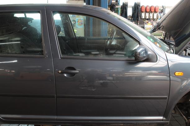 Foto: TÜR VORN RECHTS (4/5-Türer) eines VW Golf 1.6 L