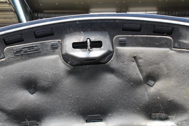 Foto: MOTORHAUBE eines VW Sharan 2.0