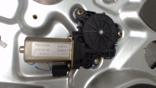Foto: FENSTERHEBER ELEKTRISCH HINTEN LINKS eines Fiat Stilo Multi Wagon 1.9 JTD 115 GL