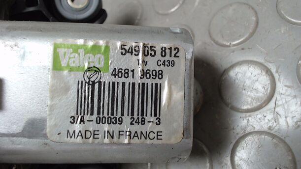Foto: SCHEIBENWISCHERMOTOR HINTEN eines Fiat Stilo Multi Wagon 1.9 JTD 115 GL