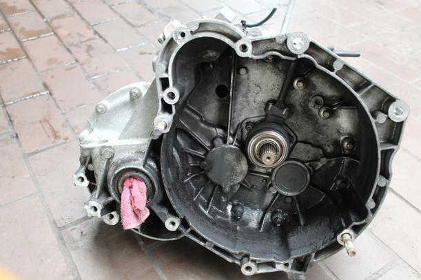 Foto: SCHALTGETRIEBE 5-GANG eines Fiat Stilo Multi Wagon 1.9 JTD 115
