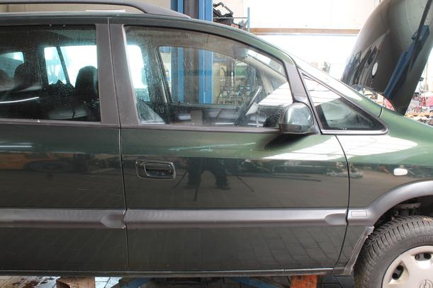 Foto: TÜR VORN RECHTS eines Opel Zafira 2.2 DTI