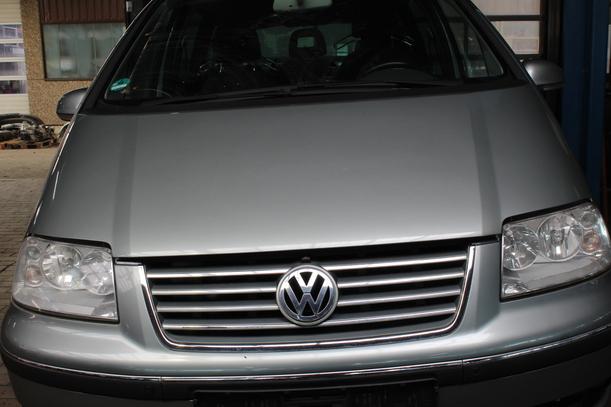 Foto: MOTORHAUBE eines VW Sharan 1.9 TDI SLX