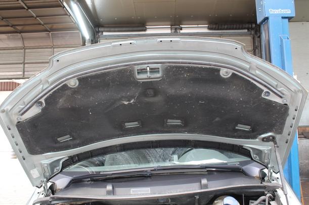 Foto: MOTORHAUBE eines VW Sharan 1.9 TDI SLX
