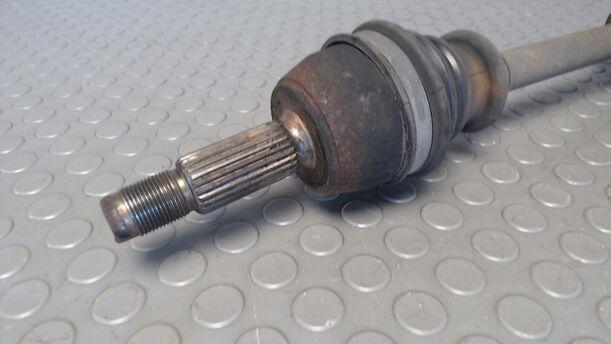 Foto: ANTIEBSWELLE LINKS eines Ford Fiesta