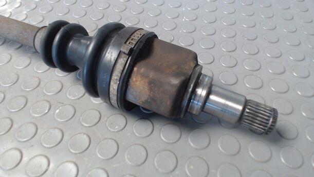 Foto: ANTIEBSWELLE LINKS eines Ford Fiesta