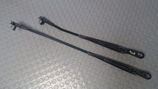Foto: SCHEIBENWISCHERARME VORN eines Citroen C5 Kombi HDi 135 GL