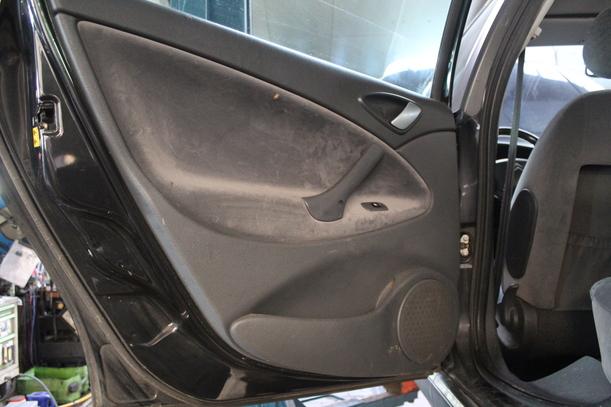 Foto: TÜR HINTEN LINKS eines Citroen C5 Kombi HDi 135