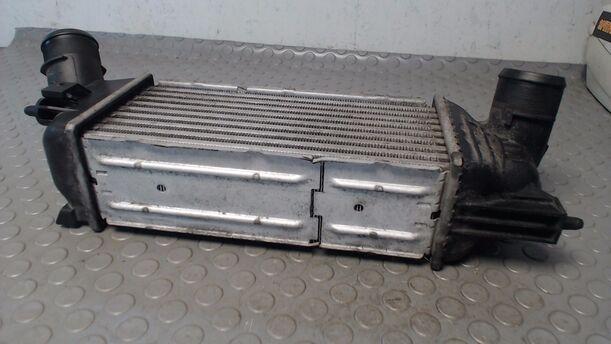 Foto: LADELUFTKÜHLER eines Citroen C5 Kombi HDi 135