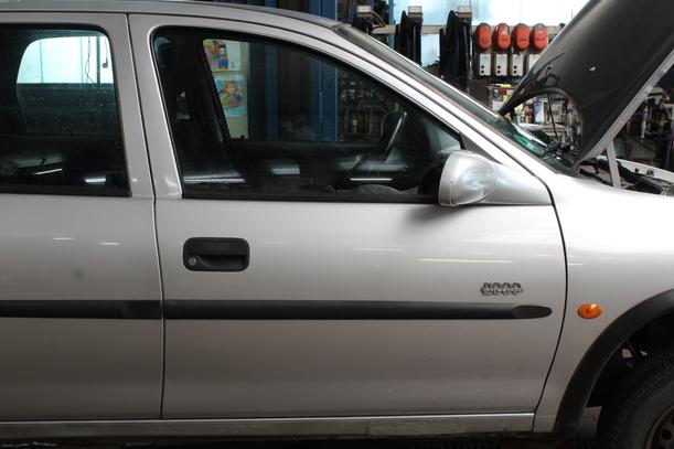 Foto: TÜR VORN RECHTS (4/5-Türer) eines Opel Corsa 16V L