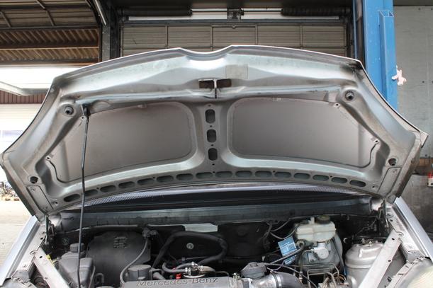 Foto: MOTORHAUBE eines Mercedes-Benz Vaneo CDI 1.7