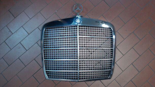 Foto: Kühlergrill eines Mercedes-Benz 250S