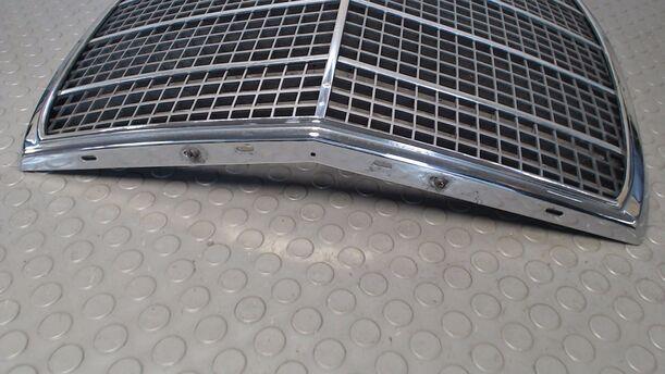 Foto: Kühlergrill eines Mercedes-Benz 250S