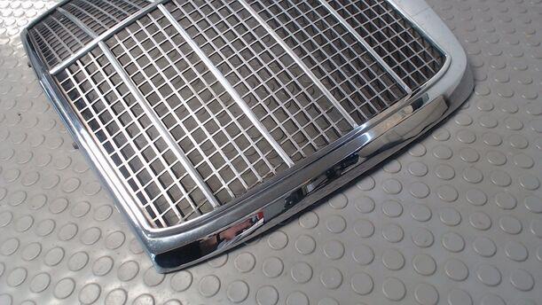 Foto: Kühlergrill eines Mercedes-Benz 250S