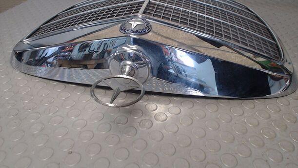Foto: Kühlergrill eines Mercedes-Benz 250S