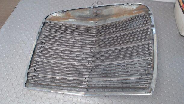 Foto: Kühlergrill eines Mercedes-Benz 250S