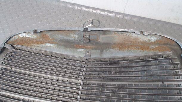 Foto: Kühlergrill eines Mercedes-Benz 250S