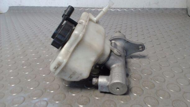Foto: HAUPTBREMSZYLINDER eines VW Golf 1.6 FSI Automatik