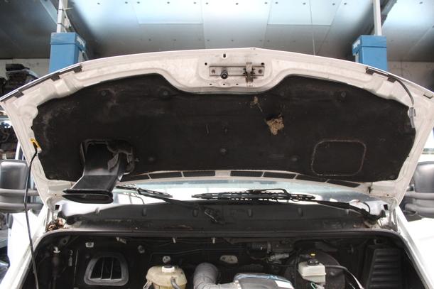 Foto: MOTORHAUBE eines Opel Movano 2.5 D L3H2